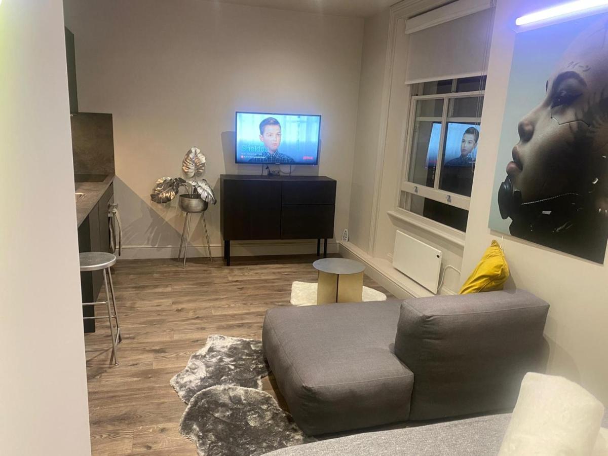 Apartamento New Luxury Cyberpunk 1bed Studio Serviced Notting Hill Free Wifi & Netflix Location Perfect For Solo & Coupled Guests *