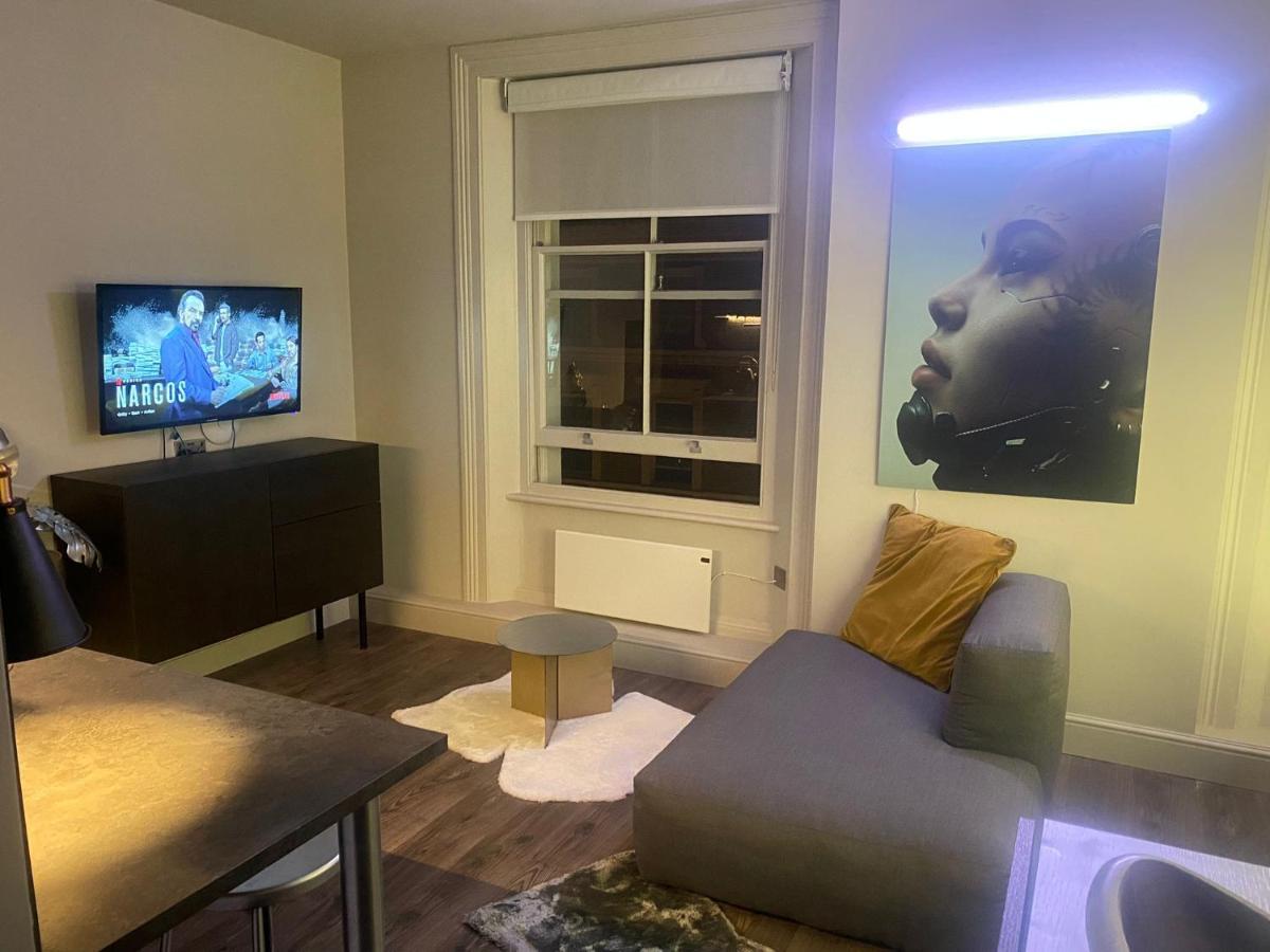 Apartamento New Luxury Cyberpunk 1bed Studio Serviced Notting Hill Free Wifi & Netflix Location Perfect For Solo & Coupled Guests Londres