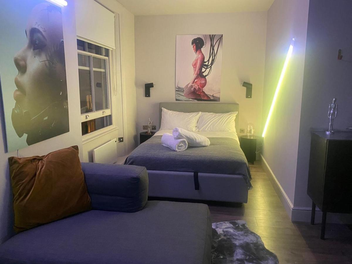 New Luxury Cyberpunk 1bed Studio Serviced Notting Hill Free Wifi & Netflix Location Perfect For Solo & Coupled Guests Londen