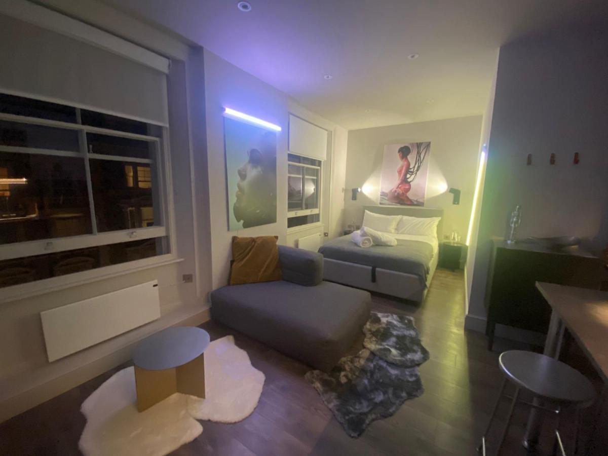 Appartement New Luxury Cyberpunk 1bed Studio Serviced Notting Hill Free Wifi & Netflix Location Perfect For Solo & Coupled Guests Londen