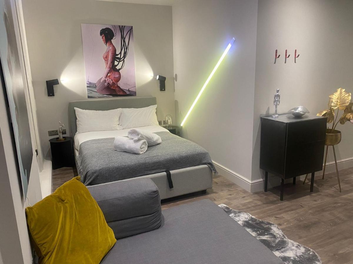 Appartement New Luxury Cyberpunk 1bed Studio Serviced Notting Hill Free Wifi & Netflix Location Perfect For Solo & Coupled Guests Londen