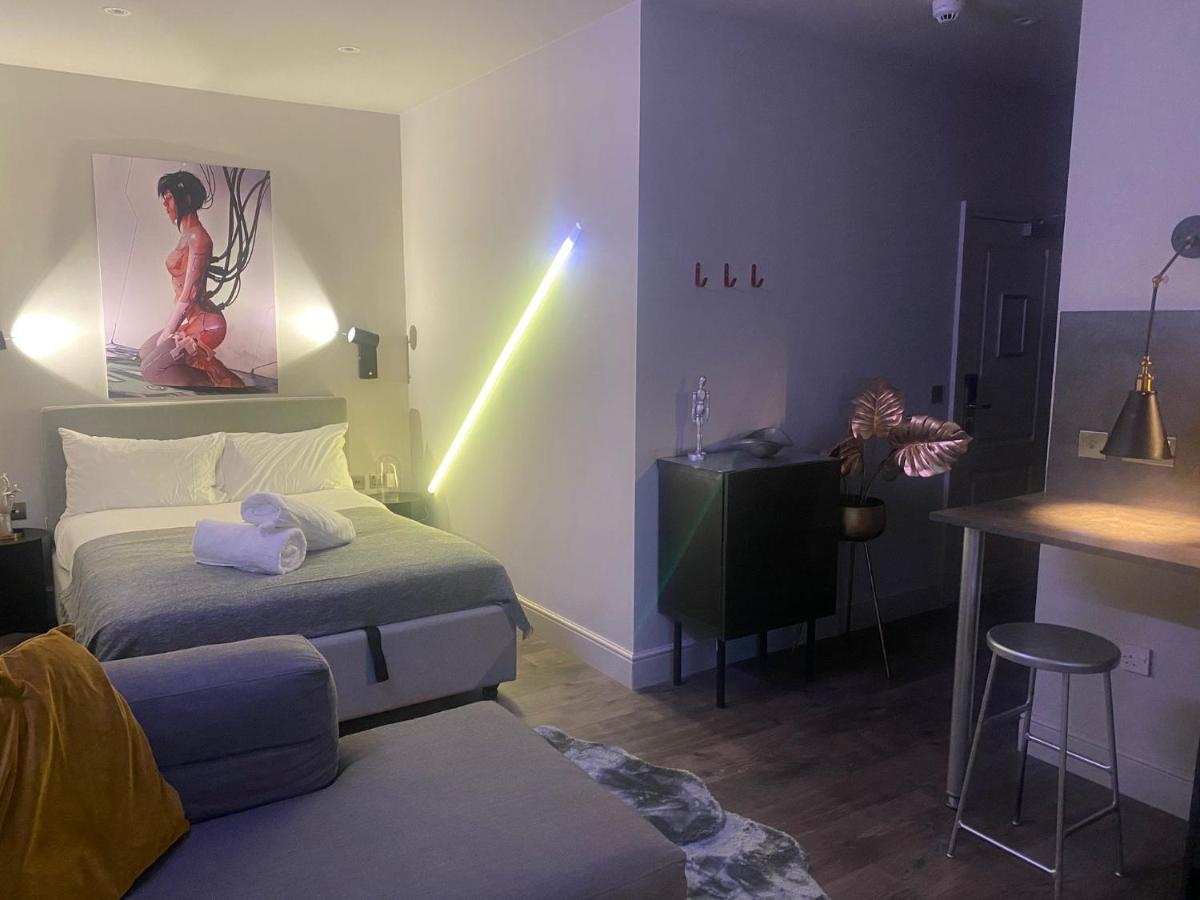 New Luxury Cyberpunk 1bed Studio Serviced Notting Hill Free Wifi & Netflix Location Perfect For Solo & Coupled Guests Londen