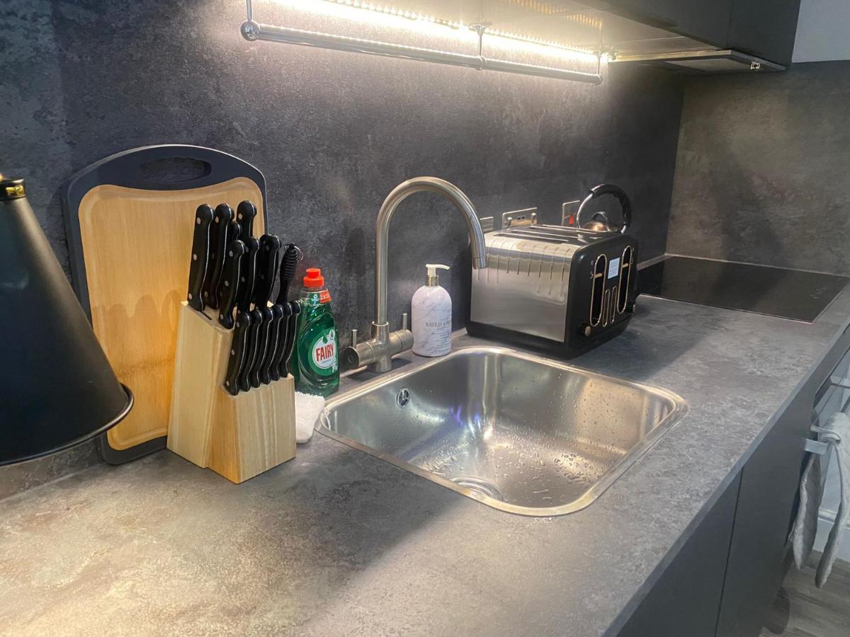 New Luxury Cyberpunk 1bed Studio Serviced Notting Hill Free Wifi & Netflix Location Perfect For Solo & Coupled Guests Londen