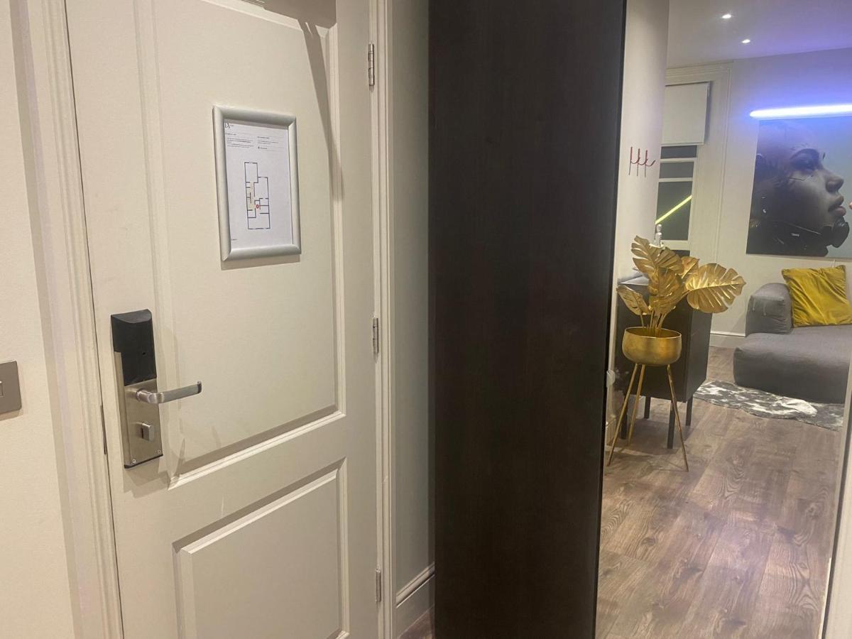 New Luxury Cyberpunk 1bed Studio Serviced Notting Hill Free Wifi & Netflix Location Perfect For Solo & Coupled Guests Londen
